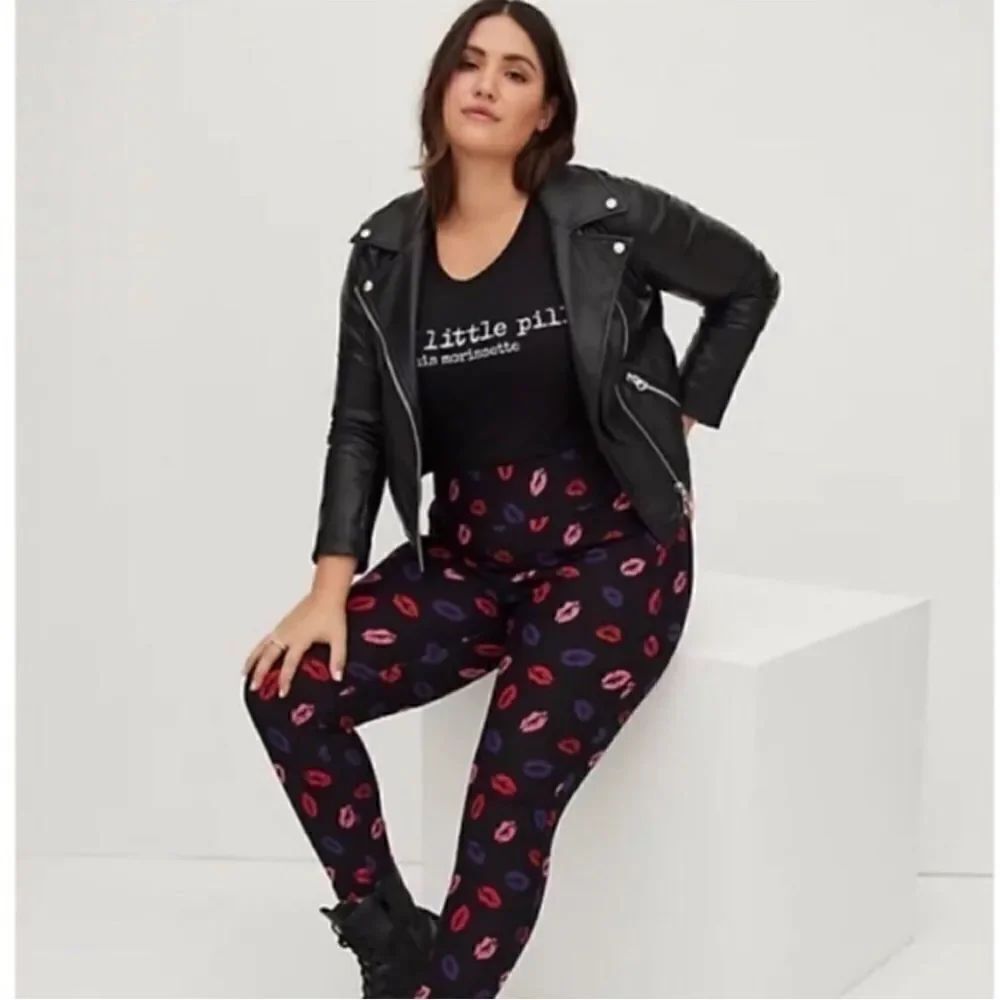 Torrid Black Lip Print Design Cropped Pixie Leggings Feminine Contemporary Boho